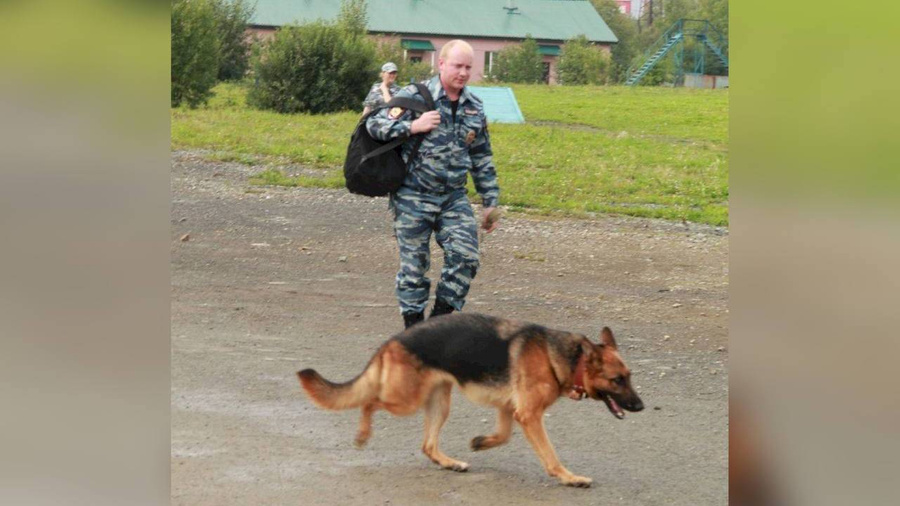 Капитан полиции Станислав Частиков со служебной собакой Серафимой. Фото © ЕАН 