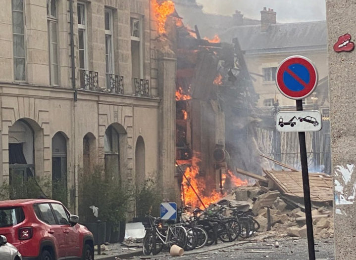 Старинное здание выгорело почти дотла в результате взрыва газа в Париже. Фото ©Twitter 