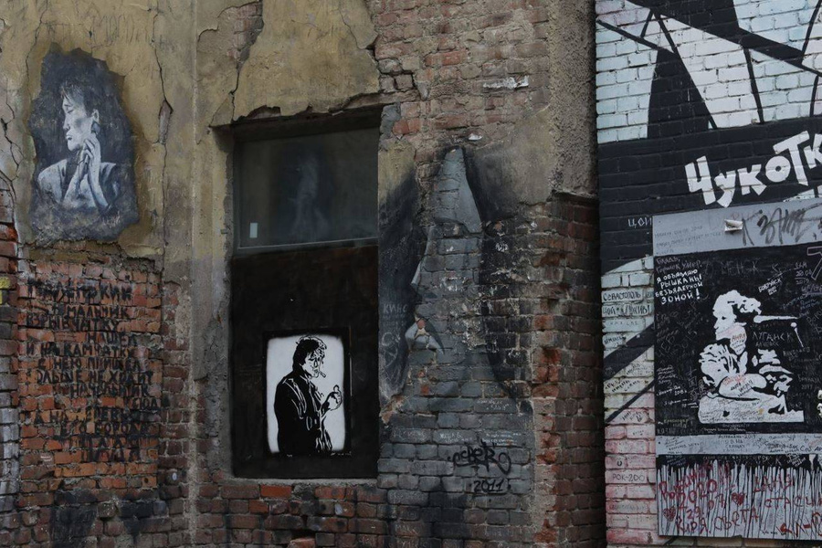 Стена, покрытая граффити с Виктором Цоем. Обложка © "Петербургский дневник" / Роман Пименов