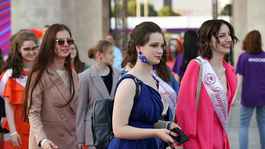 Общегородской выпускной в парке Горького в Москве. Обложка © ТАСС / Артём Геодакян