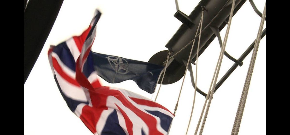 Сша и британия предупредили. Флаг НАТО И Великобритании. Флаг НАТО И Британии. Великобритания выход из НАТО.