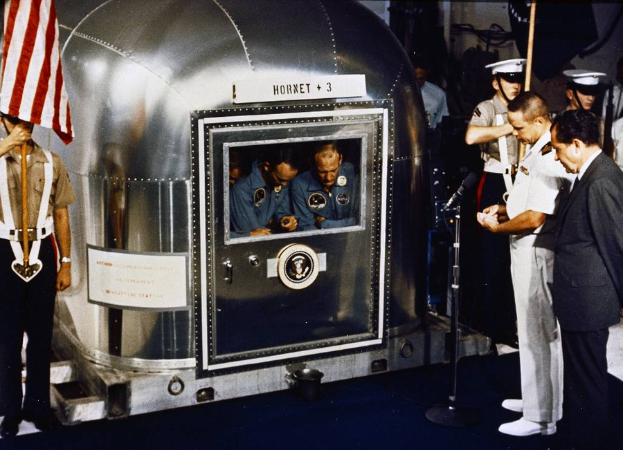 Президент США Ричард Никсон приветствует экипаж "Аполлона-11", отправленный на карантин после возвращения с Луны. Фото © Getty Images / Universal History Archive