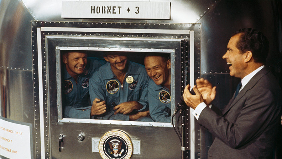 <p>Президент США Ричард Никсон приветствует экипаж "Аполлона-11" после возвращения астронавтов с Луны. Обложка © Getty Images / MPI</p>