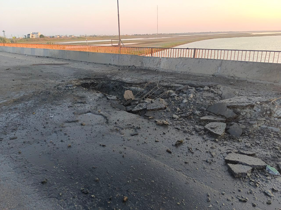 Повреждения моста на границе Херсонской области и Крыма в результате удара ВСУ. Обложка © t.me / Владимир Сальдо