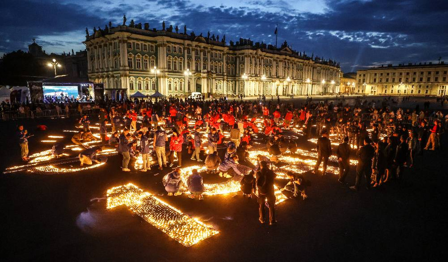 Люди во время акции "Свеча памяти" на Дворцовой площади. Обложка © ТАСС / Александр Демьянчук