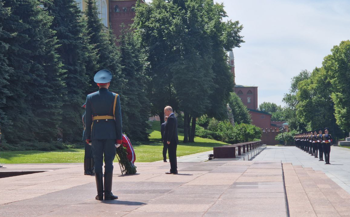 Путин в День памяти и скорби возложил венок к Могиле Неизвестного Солдата