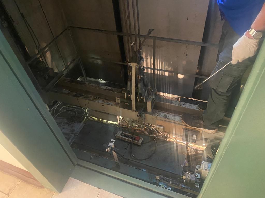 Появились фото с места падения лифта с пассажирами в шахту 14-этажки в Подмосковье