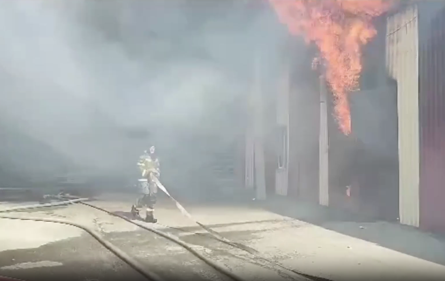В Ростовской области потушили крупный пожар на складе рынка