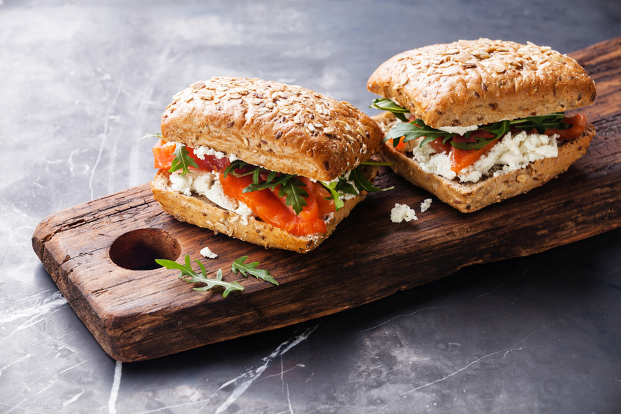 Бутерброды с лососем и сыром. Обложка © Shutterstock