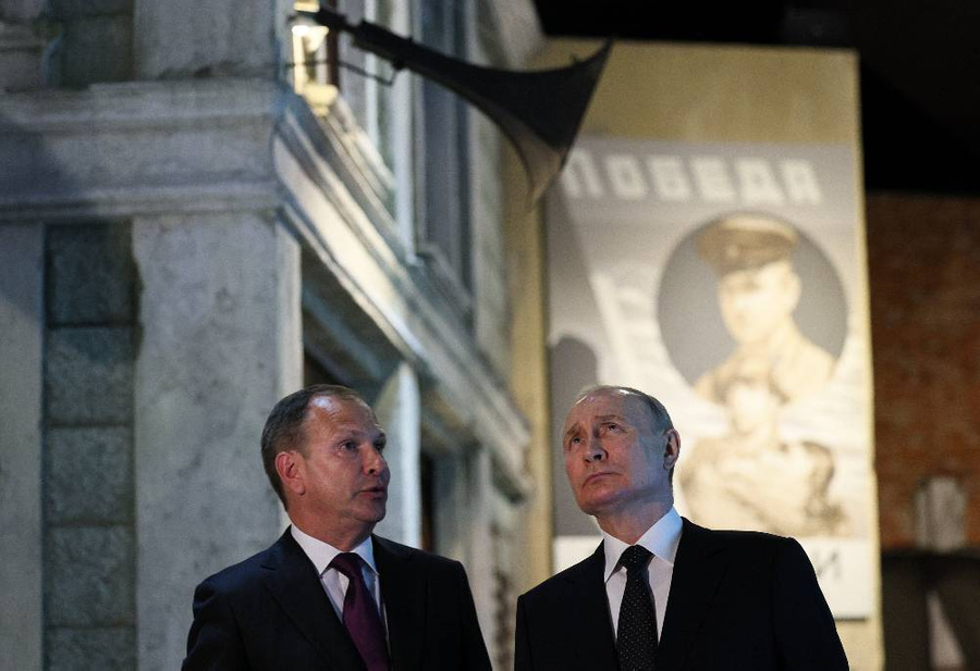 Президент России Владимир Путин и директор Центрального музея Великой Отечественной войны Александр Школьник во время посещения экспозиции "Битва за Москву. Первая Победа!". Обложка © ТАСС / Егор Алеев