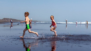 Родителям рассказали, с какого возраста детям следует перестать ходить на пляж голышом