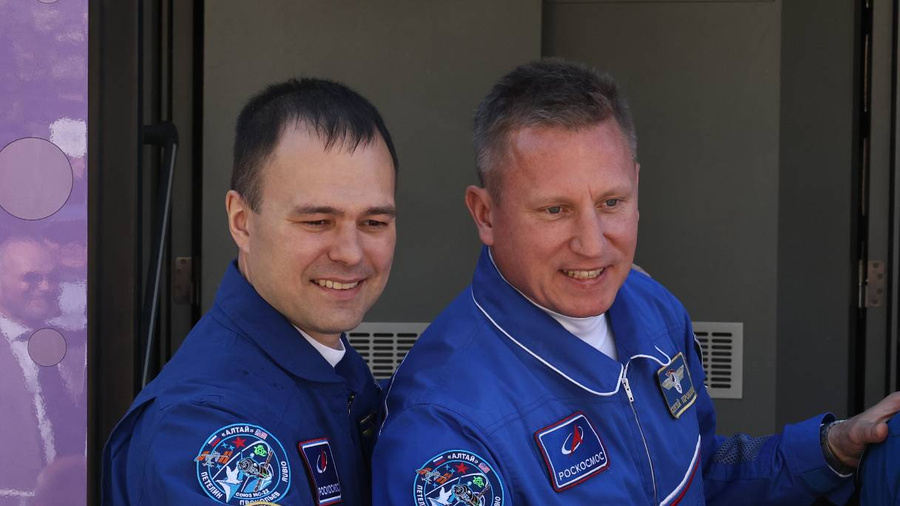 Российские космонавты Сергей Прокопьев и Дмитрий Петелин. Фото © ТАСС / Павел Кассин / "Роскосмос"