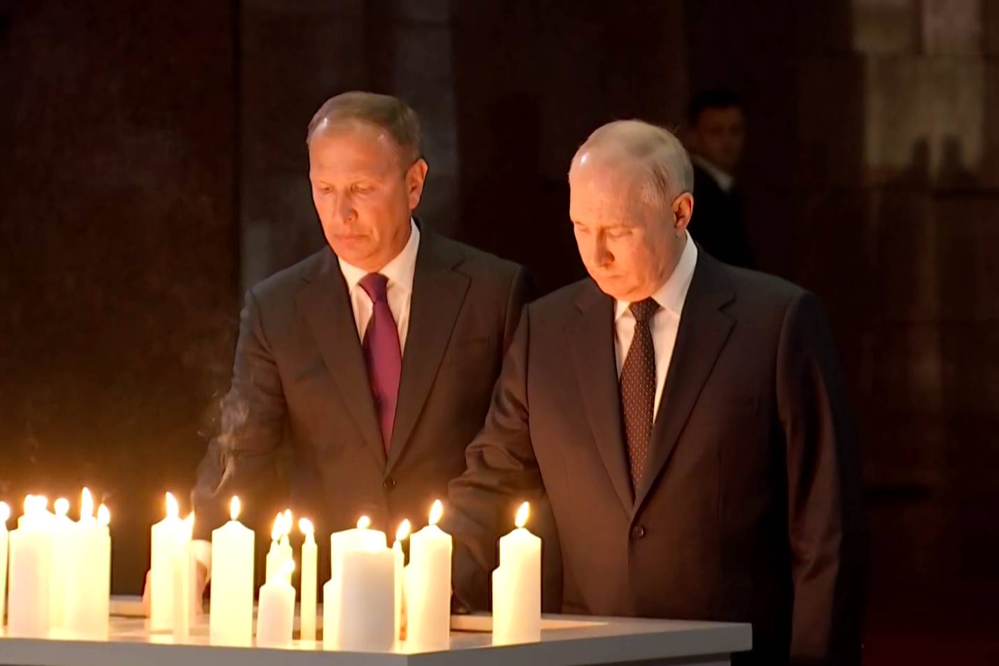 Путин поставил свечу у скульптуры 