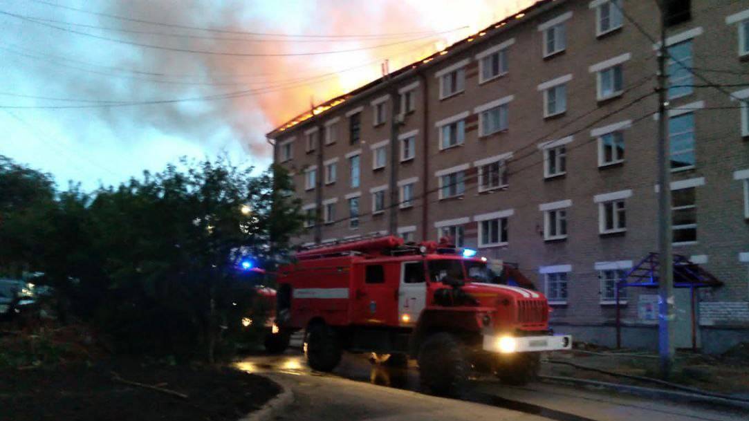 Крупный пожар в общежитии Первоуральска локализован