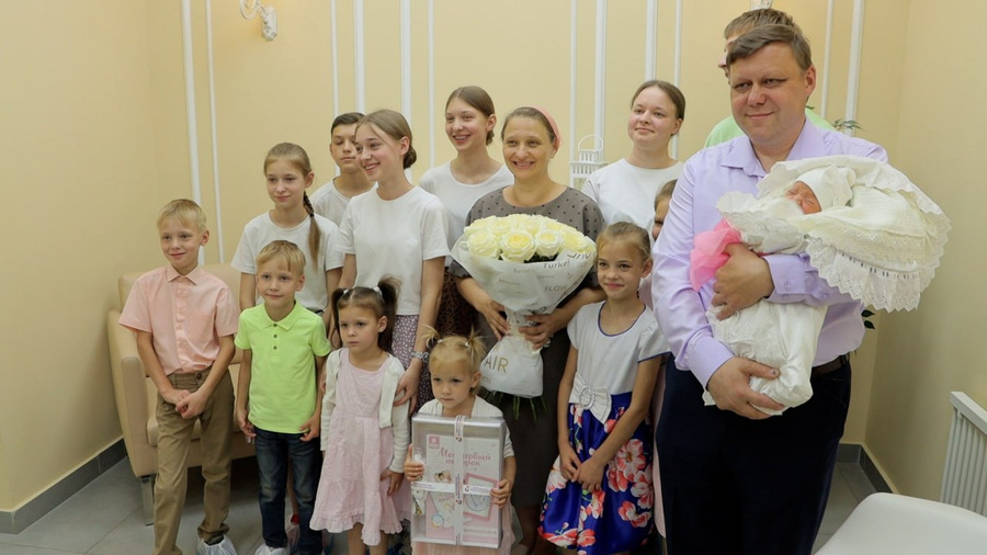Кадр с выписки мамы, родившей 14-го ребёнка в Наро-Фоминске, и новорождённой. Обложка © Минздрав Московской области