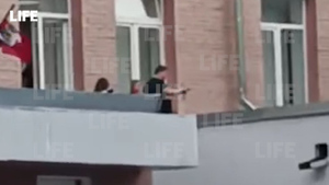 Лайф публикует видео с дроном, найденным на крыше московской школы