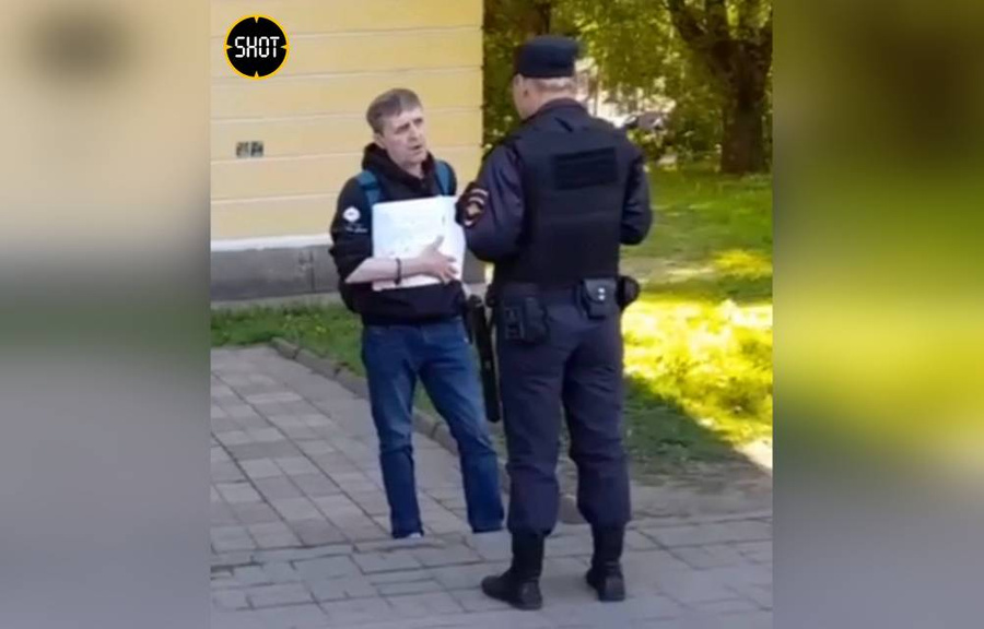 В Санкт-Петербурге задержали мужчину, который пытался попасть в пункт сбора на военную службу, а ранее он устроил там пикет. Фото © Telegram / SHOT