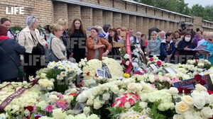 Фанаты усыпали белыми розами могилу Юрия Шатунова в годовщину его смерти