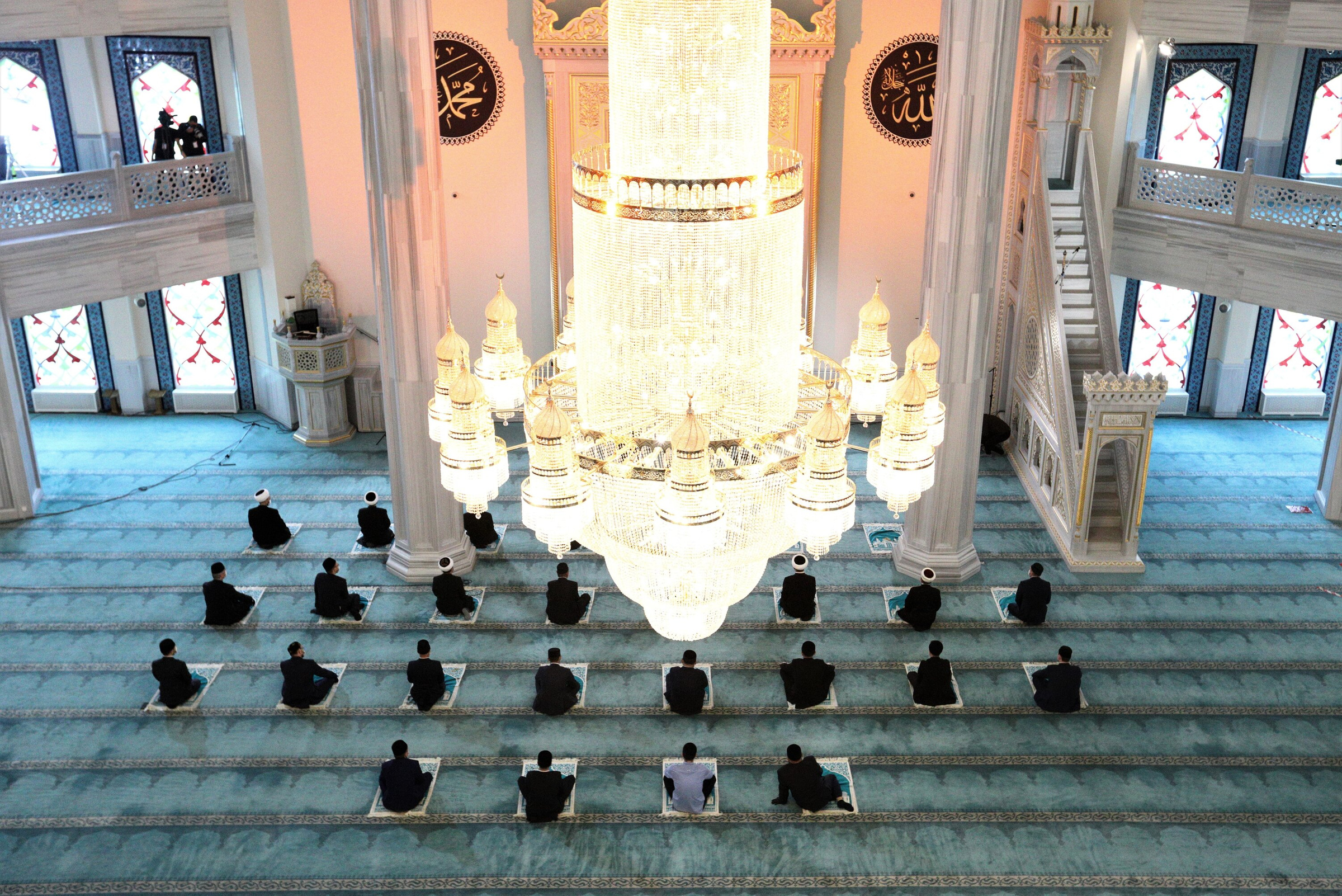 Мусульмане во время совершения намаза в Московской соборной мечети в день праздника Курбан-байрам. Фото © Агентство "Москва" / Кирилл Зыков