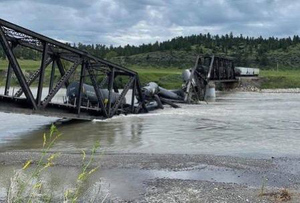 Несколько вагонов с нефтепродуктами свалились в реку в США