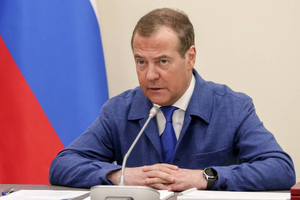 Медведев призвал сплотиться вокруг Путина и не допустить раскола страны