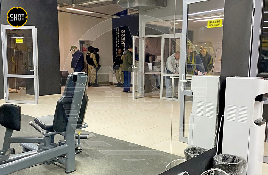 Силовики в пункте вербовки ЧВК "Вагнер" во Владимире. Фото © Telegram / SHOT