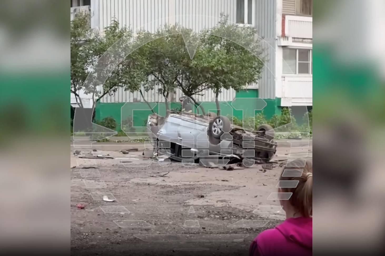 Автомобиль перевернуло на крышу в результате взрыва на севере Москвы