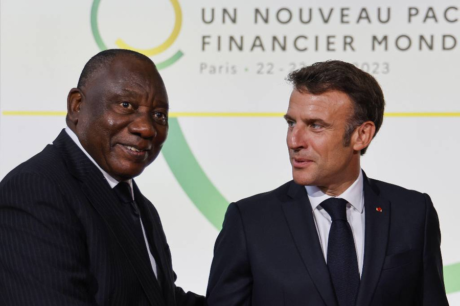 Президент Франции Эмманюэль Макрон и президент ЮАР Сирил Рамафоса (справа налево) на саммите по вопросу нового мирового финансового пакта. Фото © ТАСС / EPA / POOL / LUDOVIC MARIN 