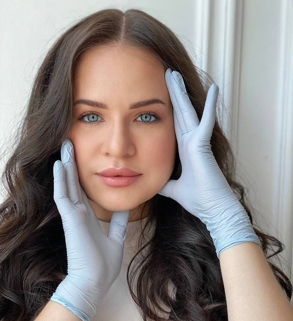 <p><strong style="font-weight: bold;">Квалифицированный косметолог имеет не менее трёх дипломов: о высшем медицинском образовании, из ординатуры дерматовенерологии, о профессиональной переподготовке врача-дерматовенеролога на косметолога. Статус дипломов должен подтверждаться каждые пять лет</strong></p>