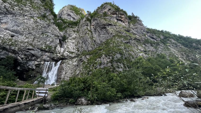 В Абхазии девятый день ищут упавшего в горную реку мальчика из Белоруссии