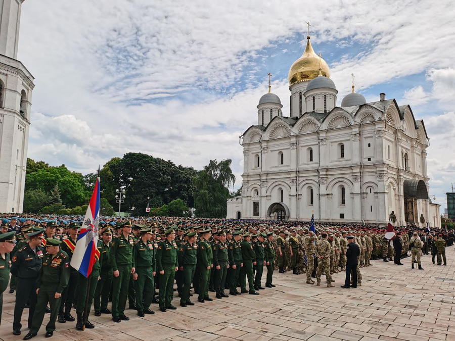 Военные ждут обращения президента Владимира Путина на Соборной площади Кремля. Фото © LIFE / Андрей Тишин 