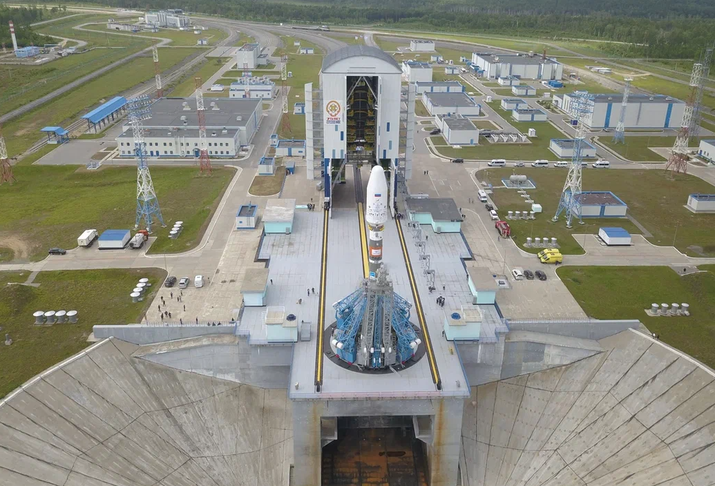 Ракета с логотипом "Движения первых" на стартовой площадке космодрома Восточный. Фото предоставлено Лайфу