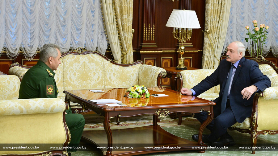 Президент Белоруссии Александр Лукашенко и министр обороны РФ Сергей Шойгу. Фото © Офис президента Республики Беларусь