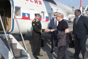 Путин поправил форму морскому офицеру с "чёрным чемоданчиком" в Дербенте