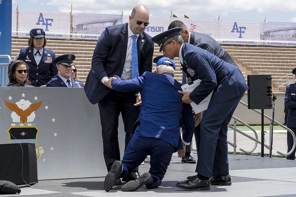 Джо Байден падает на сцене во время выпускной церемонии Академии ВВС США 1 июня 2023 года. Фото © ТАСС / AP Photo / Andrew Harnik