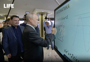 Путин оставил рисунок на сенсорной доске на форуме АСИ