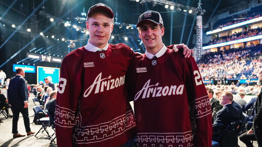 Даниил Бут (слева) и Дмитрий Симашёв (справа). Обложка © Twitter / Arizona Coyotes