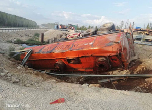 В Якутии дизтопливо вылилось на трассу "Лена" после опрокидывания грузовика
