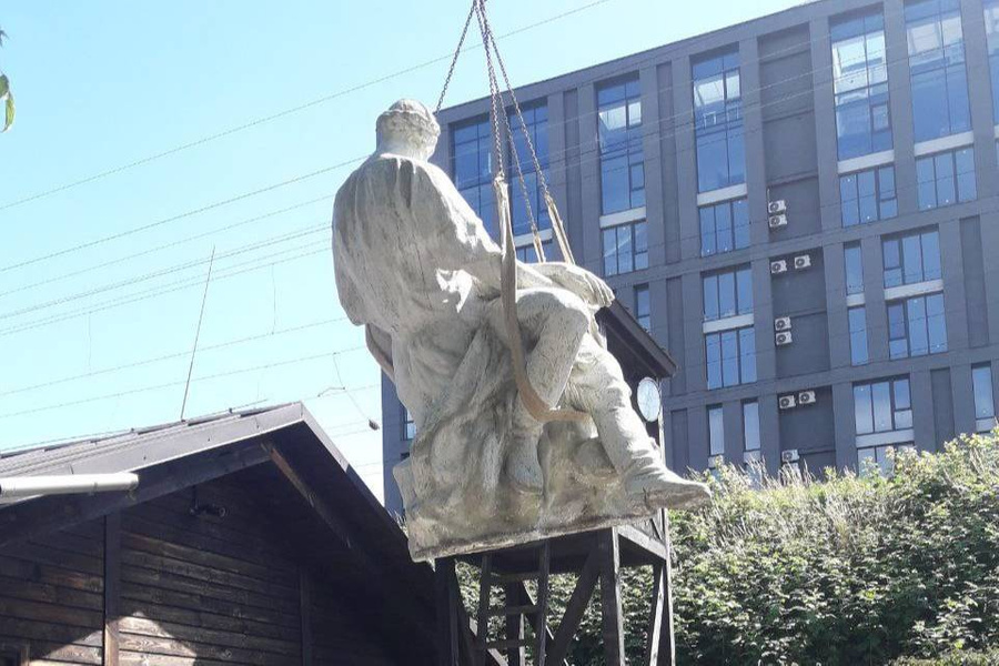 Демонтаж монумента "Родина-мать" в Брюховичах. Обложка © t.me / lviv_adm