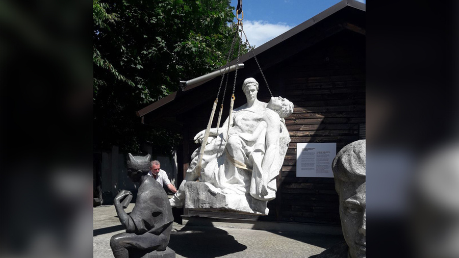 Демонтаж монумента "Родина-мать" в Брюховичах. Обложка © t.me / lviv_adm