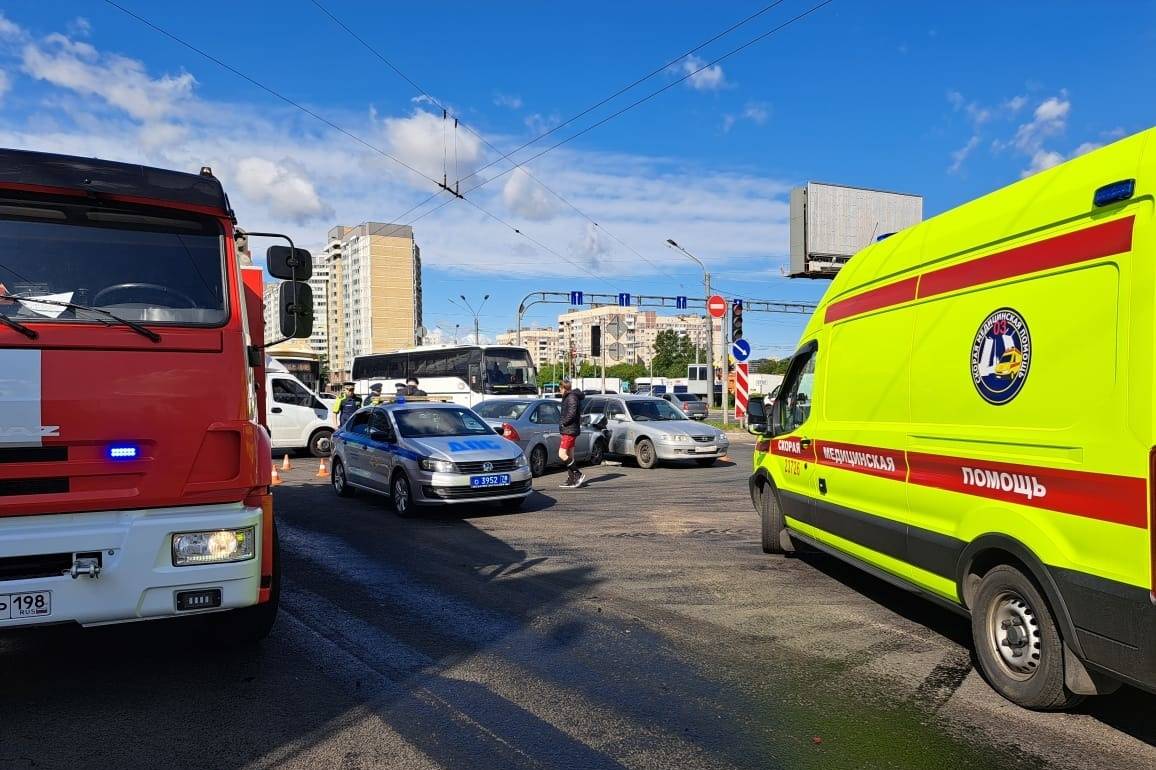 В Санкт-Петербурге 16 человек пострадали в массовом ДТП с 12 автомобилями