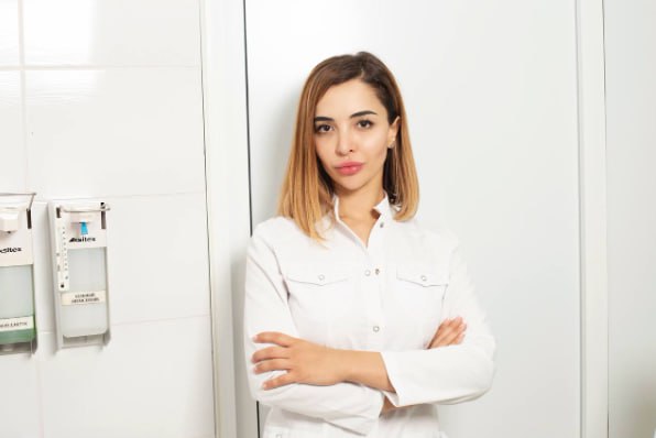 <p><strong style="font-weight: bold;">Одна из основных причин акне — наследственная предрасположенность к гиперфункции сальных желёз. В этом случае помимо воспалительных элементов мы увидим большое количество комедонов, сальную кожу головы и лица — волосы в этом случае теряют ощущение свежести уже к обеду, если вы помыли их утром, будет скатываться макияж и т. д.</strong></p>