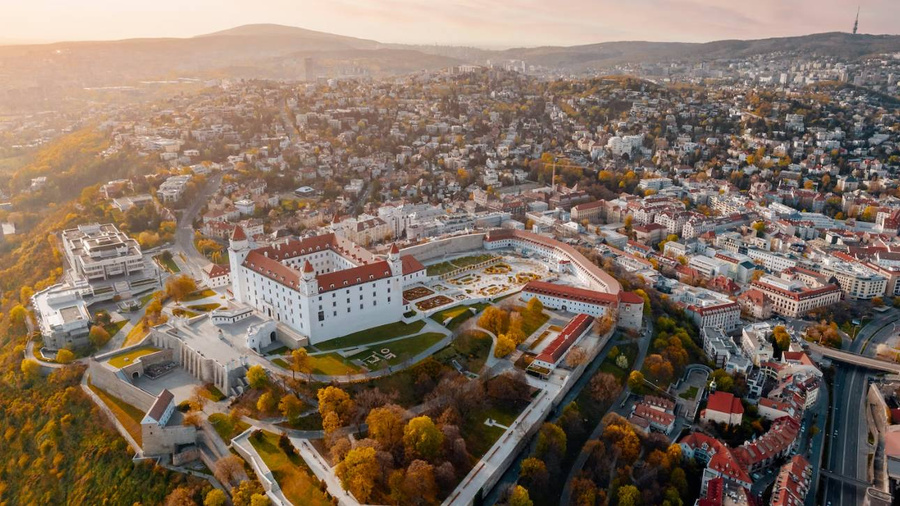 Вид на столицу Словакии Братиславу с высоты птичьего полёта. Обложка © Unsplash