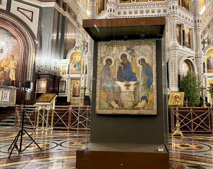 Икона "Троица" в капсуле в храме Христа Спасителя. Обложка © Министерство культуры РФ
