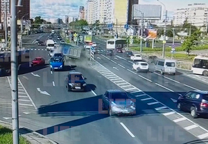 Появилось видео, как грузовик выехал на встречку и смял десяток авто в Петербурге