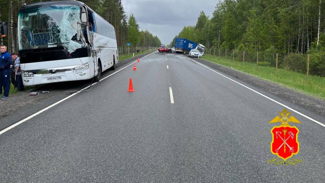 Автобус с 40 пассажирами попал в смертельное ДТП в Ленобласти