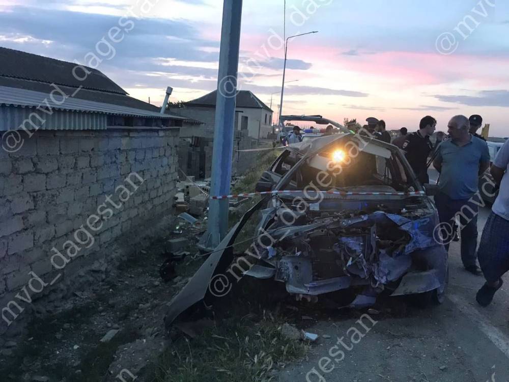 В Дагестане девочку придавило стеной дома, в который врезалась машина