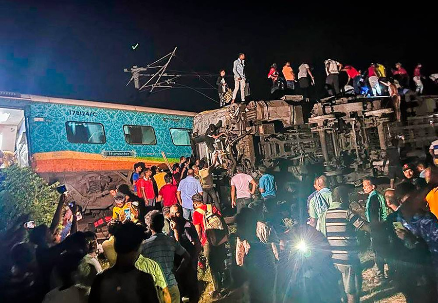 Последствия столкновения поездов в Индии. Обложка © ТАСС / AP