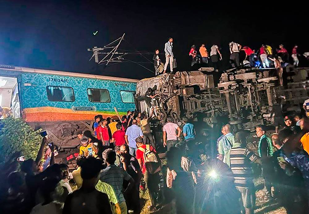 Названа причина смертоносного столкновения поездов в Индии, унёсшего жизни более 280 человек