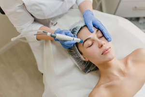 Пластический хирург отметил важность сарафанного радио при выборе косметологической клиники